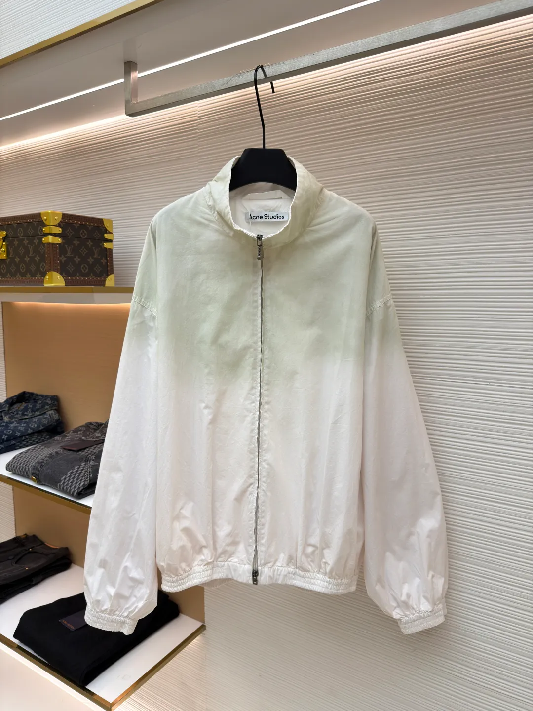 Acne Studios contrasting logo zipper jacket ●Original version: Purchased and developed for 6500 ●Item number: 1681088-B45 ●Material: Illustration cotton fine woven silk fabric ●Technology: Solid printing production ●Version: Loose fit ●Weight: about 580 grams ●Size: 42-44-46-48 ●Description: Customized Illusion elegant cotton fine woven silk, soft and silky, comfortable and close to the skin, in distressed black color The inadvertently smudged distressed effect meets the carrier of retro sentiments. The panel decorations are displayed in a homogeneous manner. It is embellished with the eye-catching Acne Studios 1996 contrasting logo on the back panel. It has a retro charm and exudes a modern simple fashion sense. The elastic cuffs and hem design cleverly outline the body lines and reveal a sense of high-end that cannot be ignored in the casualness. It is the most stylish fashion pioneer on the street, using solid printing. The chest printing has been modified by the film screen three times. Use glue liquid paint to print the pattern on the fabric, bake the fabric to fix the printed pattern, and use the gradient spraying process to make the clothes appear rich in color under different lights and increase the visual layering. Heavy washing uses a special solution to remove stains and slight fading, and then snowflake washing uses strong washing to remove fading and make the color more uniform. The hem is made at one time using a three-needle waist-stretching machine. The machine's special needle position and feeding mechanism are used to sew the elastic band and the fabric together in the same process. The three-needle design is stronger and can evenly distribute pressure to ensure that the elastic band and the fabric are tightly fitted. The overall wiring is straight and delicate, the fabric is comfortable and soft, and the color is consistent without color difference. It can be matched with the same style to create a fashionable look and control various occasions. Customized accessories, complete with three standards, same style for men and women!